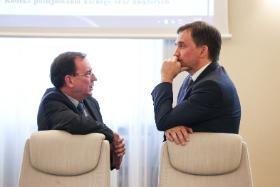 W PiS słychać, że koordynator służb specjalnych Kamiński i minister Ziobro mają „taśmy Morawieckiego”.