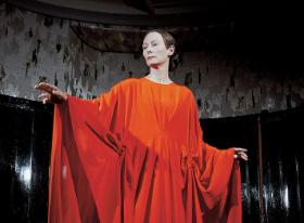 Tilda Swinton w horrorze „Suspiria”.