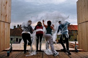 Próba tańca cieni - jedynego nawiązania do czarów i złych mocy.