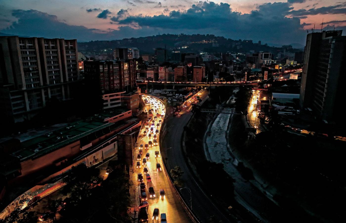Caracas uczy się żyć w ciemnościach.