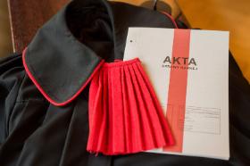 Prokurator na posiedzeniu o przedłużenie aresztu oskarżonego złożył wniosek o zatrzymanie jego obrońcy, adw. Bartosza Fieducika, i doprowadzenie na przesłuchanie.