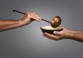 Robiąc przy kuchni, miał dostęp do jedzenia i picia, i znów, mimo że za kratami, jakoś żył.