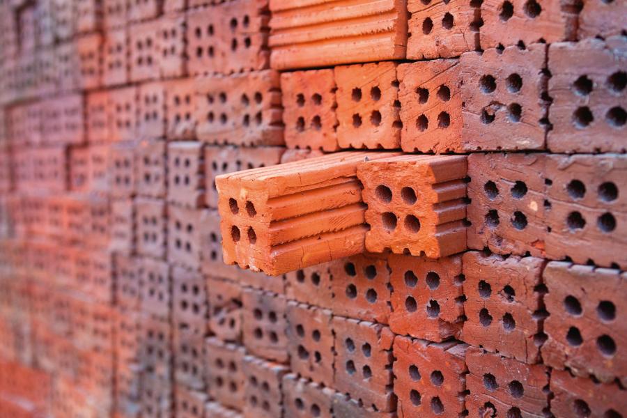 Cegły są jednym z najpopularniejszych wyrobów ceramicznych (tu: dziurawka).