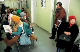 Umęczeni gonitwą za skierowaniami do okulisty, do chirurga, na badanie moczu czy USG – złorzeczą na wszystkich, których łatwo skojarzyć z reformą.