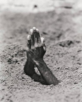 1999 r., fakir Maurizia Cattelana.