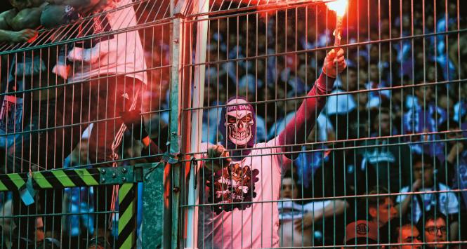 Fanatycy z trybun zacierają ręce: pierwszą osobą w państwie został jeden z nich.