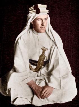 Thomas Edward Lawrence (1888 - 1935), znany jako Lawrence z Arabii, odegrał kluczową rolę w arabskiej rewolcie przeciw Turcji.
