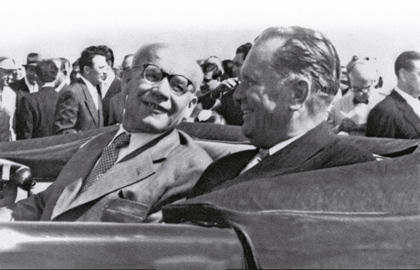 Ocieplenie polsko-jugosłowiańskie: nowy pierwszy sekretarz PZPR Władysław Gomułka z prezydentem Jugosławii Josipem Broz Titą podczas wizyty polskiego przywódcy w Belgradzie w 1957 r.