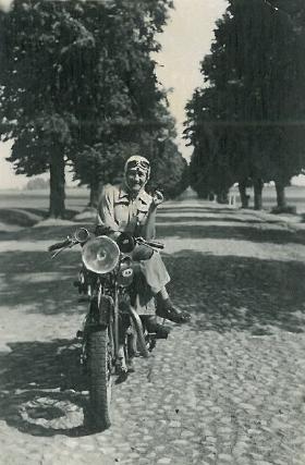 Felicja Kruszewska na motocyklu