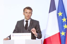 Prezydent Francji Emmanuel Macron przeczekał początkową krytykę i podniósł stawkę w Pradze 5 marca, mówiąc, że wojna wróciła do Europy i że „bycie teraz tchórzem jest po prostu niewłaściwe”.