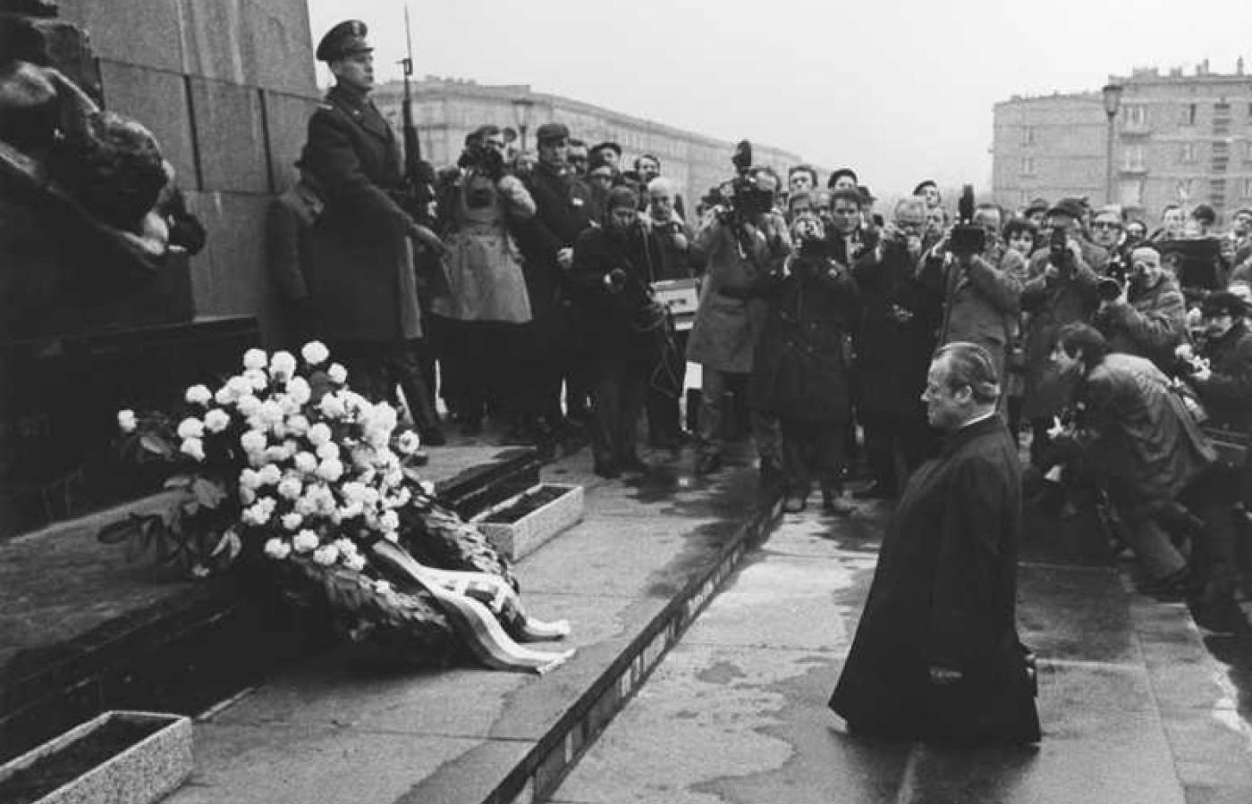 Willy Brandt przed warszawskim pomnikiem Bohaterów Getta