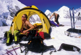 Wypoczynek ekstremalny - Niemcy Stephen Koch i Eric Henderson budzą się po nocy na lodowcu Rongbuk, północne zbocza Mount Everest.