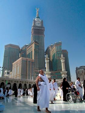 600-metrowy budynek zwieńczony zegarami widocznymi z 25 km stoi w Mekce tuż przy meczecie Al-Haram, centrum dorocznej pielgrzymki muzułmanów.