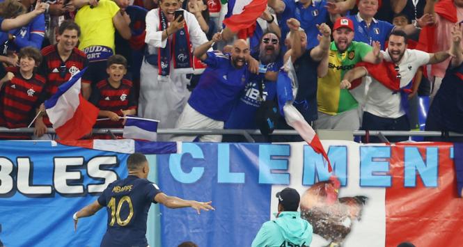 Katar 2022. Największa gwiazda reprezentacji Francji Kylian Mbappe cieszy się po zdobyciu bramki w grupowym meczu z Danią. 26 listopada 2022 r.