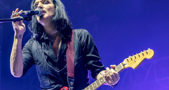 Brian Molko, lider Placebo. Koncert w Warszawie w październiku 2022 r.