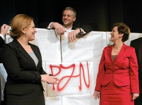 „Do polskiej polityki musi wrócić powaga i racjonalność” - mówi Joanna Kluzik-Rostkowska (na zdj. po prawej). Obok niej stoją: Elżbieta Jakubiak i Paweł Poncyliusz.