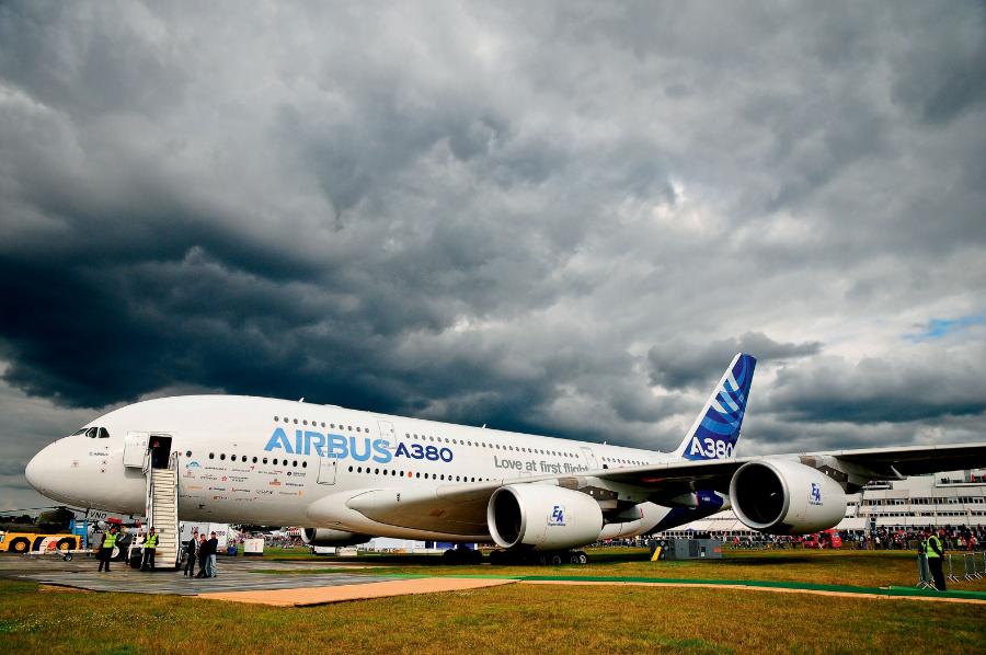 Airbus A380 to największy samolot pasażerski świata. Na jego skrzydłach mogłoby zaparkować 20 samochodów osobowych.