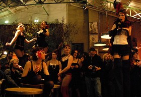 Umiejętności zdobyte na kursie można wykorzystać w praktyce. Na zdjęciu taniec popisowy podczas paryskiego Festiwalu Burleski.