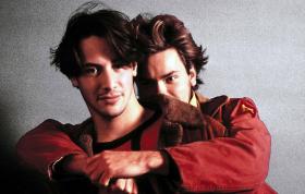 Gus van Sant, sam zdeklarowany homoseksualista, wyreżyserował też wcześniej m.in. „Moje własne Idaho” (1991). Keanu Reeves zagrał tu prostytuującego się Scotta Favora, River Phoenix natomiast cierpiącego na narkolepsję geja. Z cyklu: związki nietypowe.