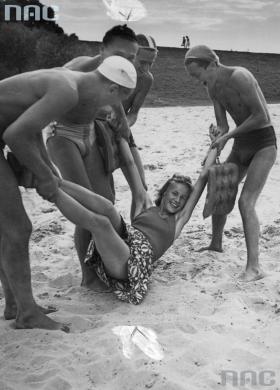 Grunt, to zwrócić na siebie uwagę. Na fot. zabawy nad brzegiem Wisły w Krakowie, rok 1940.