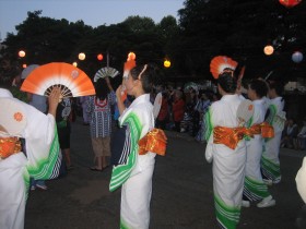 Podczas święta na ulicach można spotkać ludzi tańczących bon-odori („taniec dla duchów zmarłych”).