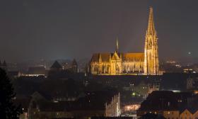 Międzynarodowy szlak rowerowy Monachium-Ratyzbona-Pilzno-Praga (na zdjęciu katedra w Ratyzbonie). Szlak rozpoczyna się w Monachium, a po 450 km kończy w stolicy Czech. Biegnie ścieżkami rowerowymi i bocznymi drogami bez ruchu samochodowego, śladem najstarszego w Europie szlaku handlowego, czyli Szlaku Krzemiennego, którym już 7000 lat temu przewożono do Czech przydatne towary.