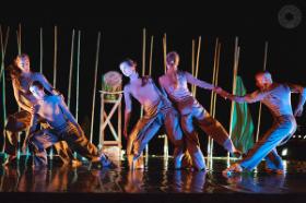 Spotkanie z teatrem na sopockiej plaży? Jak najbardziej – to tutaj, w Teatrze na Plaży, funkcjonuje scena impresaryjna, gdzie przez cały rok możecie zobaczyć kameralne przedstawienia z całej Polski, a także słynny Teatr Atelier im. Agnieszki Osieckiej prowadzony przez Andre Ochodlo, prezentujący swoje spektakle latem. Kameralna scena na 96 miejsc z drzwiami otwieranymi na plażę to miejsce jedyne w swoim rodzaju. Tworzą tutaj również artyści teatralni związani z Sopotem, m.in. widoczny na zdjęciu znakomity Sopocki Teatr Tańca stworzony przez Joannę Czajkowską i Jacka Krawczyka, ceniony w Polsce i za granicą.