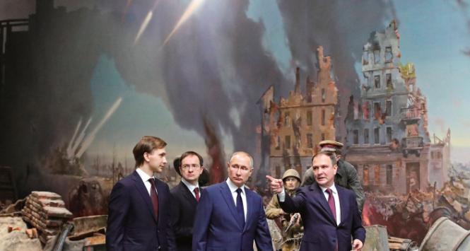 Prezydent Władimir Putin z doradcą Władimirem Miedińskim (drugi od lewej) zwiedza wystawę w moskiewskim Muzeum Zwycięstwa, 2021 r.
