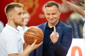 Prezydent Andrzej Duda na spotkaniu z uczestnikami cyklu obozów szkoleniowych organizowanych przez Marcina Gortata.