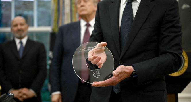 Szklany dysk dla Donalda Trumpa