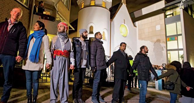 Norwescy muzułmanie wspólnie z żydami stworzyli „Pierścień pokoju” wokół synagogi w Oslo po antysemickich atakach w Europie.