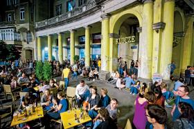 Modne lokale przy pl. Zbawiciela wylansowali hipsterzy. Teraz odwiedzają je także okoliczni mieszkańcy.