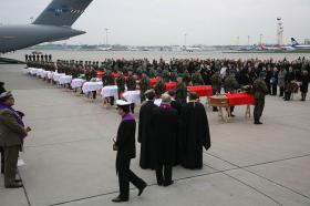 Trumny z ciałami ofiar katastrofy na lotnisku w Warszawie, 14 kwietnia 2010 r.