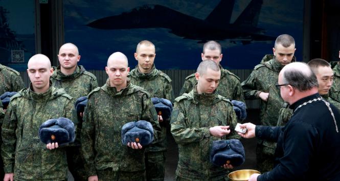 Rosyjscy poborowi ruszają do garnizonów w Petersburgu, październik 2025 r.