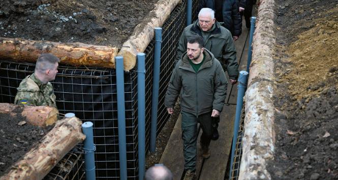 Prezydent Ukrainy Wołodymyr Zełenski w okopach na froncie w okolicach Sum