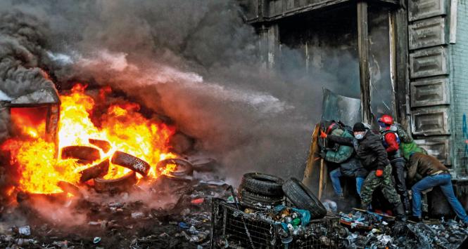 Ładunek gniewu zdetonował sam Wiktor Janukowycz, zgadzając się na pacyfikację studenckiego miasteczka namiotowego na Majdanie w Kijowie.