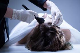 Makijaż zaczyna się od nałożenia na skórę płynnych kosmetyków na bazie formaliny, wosku i alkoholu.