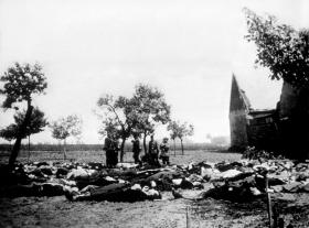 Lidice. Dzień po pogrzebie Heydricha, na bezposredni rozkaz Hitlera, miasteczko zrównano z ziemią, a mieszkańców zabito.