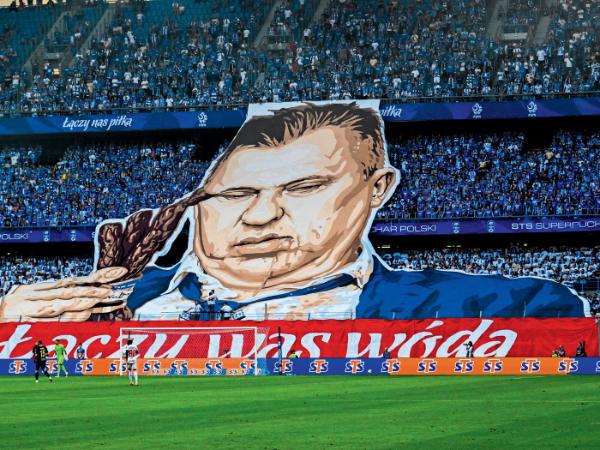 Kibice Lecha Poznań PZPN-owskie motto „Łączy nas piłka” przerobili na „Łączy nas wóda” i razem z kibicami Górnika skandowali: „Czarek alkoholik”.