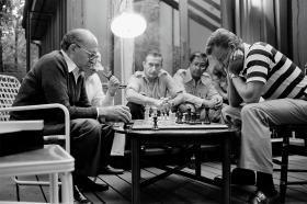 Menachem Begin i Zbigniew Brzeziński podczas partii szachów w przerwie rokowań w Camp David, 1978 r.