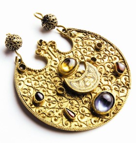 Złota zausznica ze skarbu średzkiego, najwspanialszego skarbu znalezionego w ostatnim czasie w Polsce.