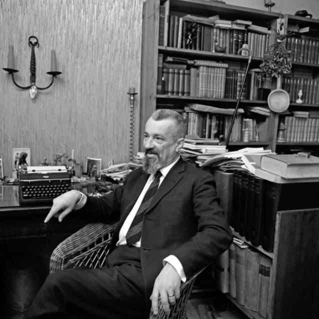 Witold Wirpsza w swoim mieszkaniu. 10 października 1965 r.