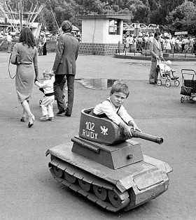 Marzeniem o hełmofonie Janka zaraziło się kilka chłopięcych generacji.  Festyn pierwszomajowy lub na dzień dziecka w połowie lat 70.