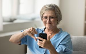 Oszuści nie bez przyczyny uderzają głównie w starsze osoby.