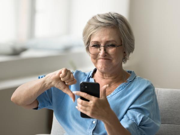 kobieta telefon emerytka