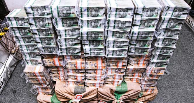 Polacy wypłacali pieniądze z bankomatów i kas bankowych w takim tempie, że Narodowy Bank Polski musiał interwencyjnie uruchamiać swoje zapasy banknotów.