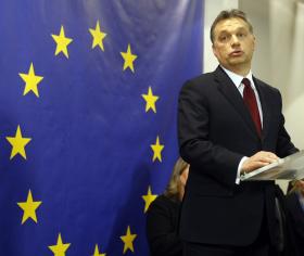 Premier Viktor Orbán – reagując na unijne żądania zmiany niedawno uchwalonych węgierskich ustaw – powiedział, że Węgry nie będą kolonią i porównał unijne urzędy do sowieckiego aparatu władzy.