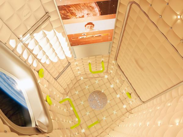 Moduł mieszkalny pozaziemski. Projekt wnętrza dla habitatu kosmicznego, wdrażany przez Axiom Space. Ściany lśnią od nanoledowych lampek i zmieniają kolory wraz z przesuwającymi się za oknem widokami.