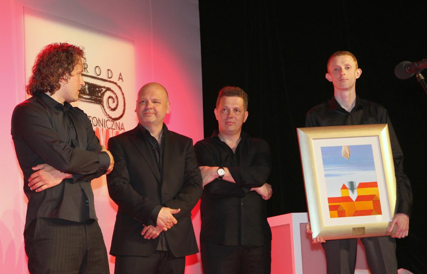 Laureaci Grand Prix, od lewej: Wojciech Subalski, Dariusz Heman, Piotr Śmierzewski i Adam Kulesza z HS99 prezentują nagrodę – obraz autorstwa Mirosława Grynia.