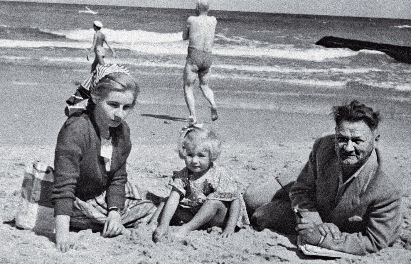 Władysław Broniewski z córką Anką i wnuczką Ewą, Ustka, 26 sierpnia 1950 r.